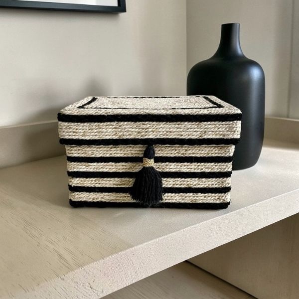 Caja decorativa Alba, acabado en cuerda con contraste en tonos claros y detalles en negro y dorado, diseño artesanal