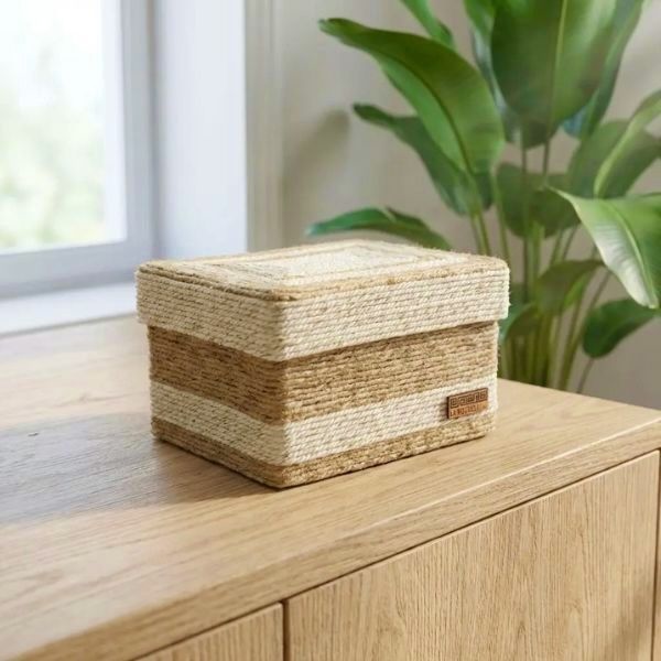 Caja decorativa Soren, forrada en cuerda de yute y cuerda beige con hilo dorado integrado, con interior forrado en tela lisa color blanco, diseño artesanal.