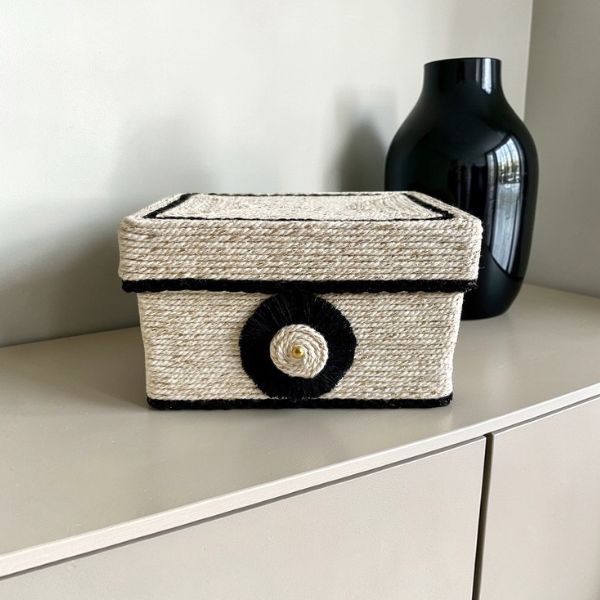Caja decorativa Iris, forrada en cuerda natural, con detalles en negro y diseño artesanal.