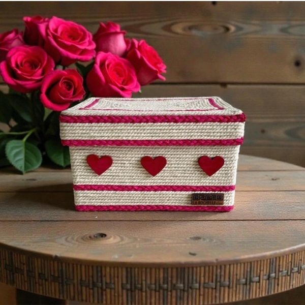 Caja decorativa Lía, forrada en cuerda natural, con detalles en rosa y diseño artesanal