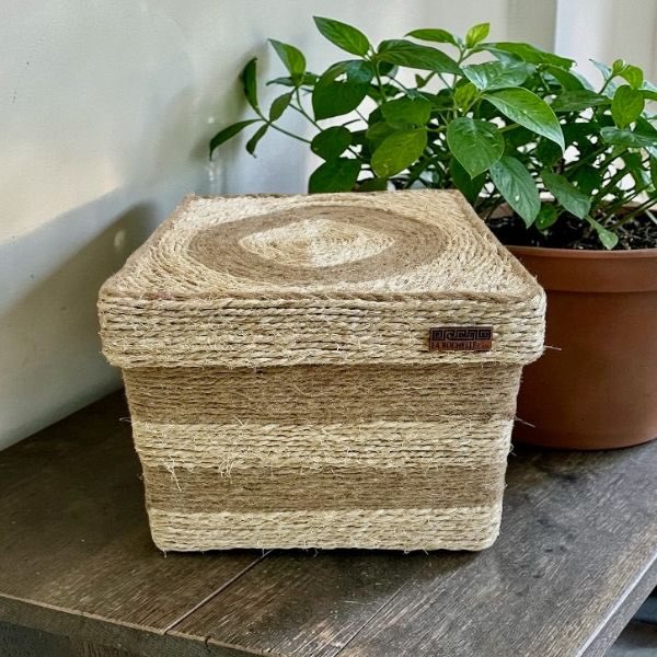 Caja decorativa artesanal Milo, forrada en cuerda de henequén y yute natural.
