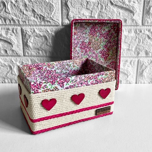Caja decorativa artesanal Lía, cuerda natural y detalles color rosa