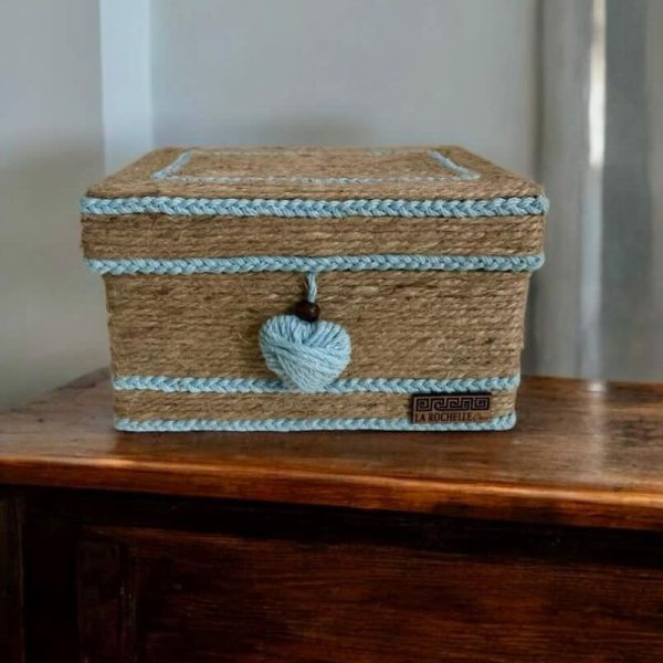 Caja decorativa Nila, acabado en yute natural con detalles en color azul, diseño artesanal
