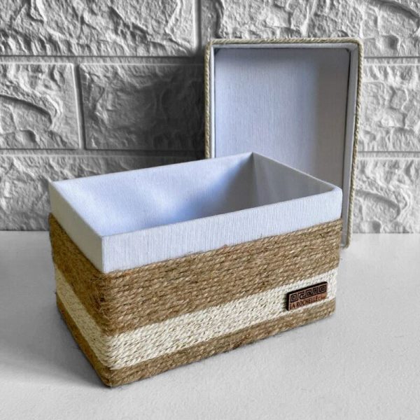 Caja decorativa artesanal, forrada en cuerda de yute y cuerda beige con detalles de hilo dorado.