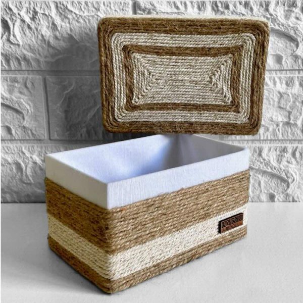 Caja decorativa hecha a mano, forrada en cuerda de yute y cuerda beige con hilo dorado integrado e interior forrado en tela lisa blanca.