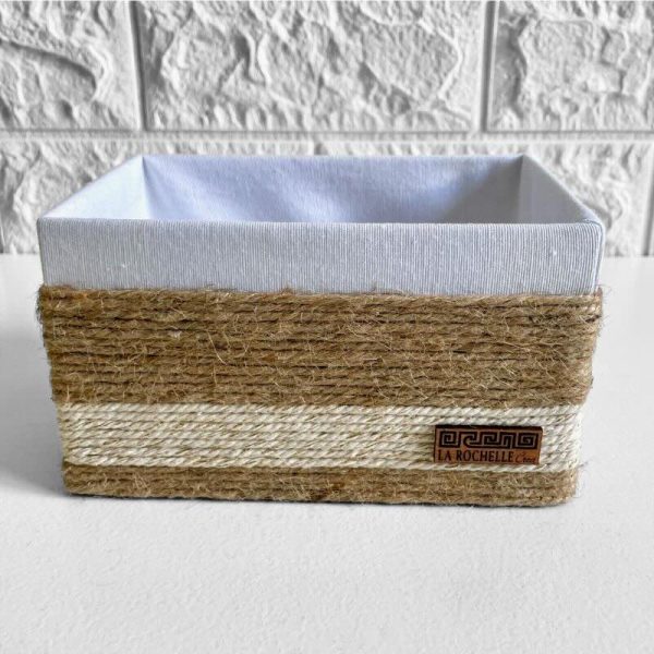 Caja decorativa artesanal, forrada en cuerda de yute y cuerda beige con hilo dorado integrado e interior forrado en tela lisa blanca.