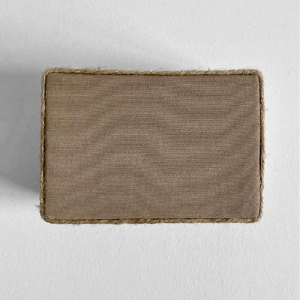 Parte inferior de la caja Soren forrada en tela color taupe.