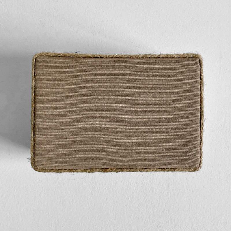 Parte inferior de la caja Soren forrada en tela color taupe.