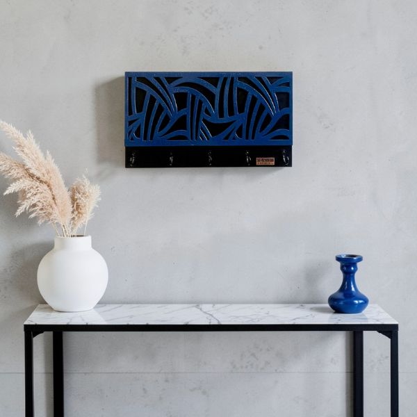 Porta llaves de pared Pulso de Casa en madera en negro y azul, pieza artesanal