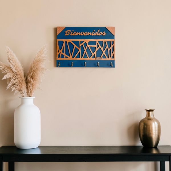 Porta llaves de pared Alma de Casa en madera en azul y tono natural con texto Bienvenidos, pieza artesanal