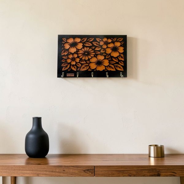 Porta llaves de pared artesanal Flora con cinco ganchos, en madera Okumé
