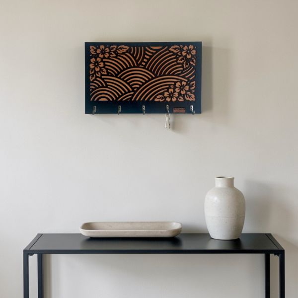 Porta llaves de pared Umbria en madera con motivo negro, pieza artesanal