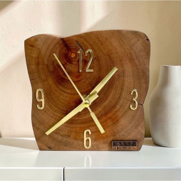 Reloj de mesa artesanal Calidez en madera maciza natural, pieza decorativa hecha a mano en México.