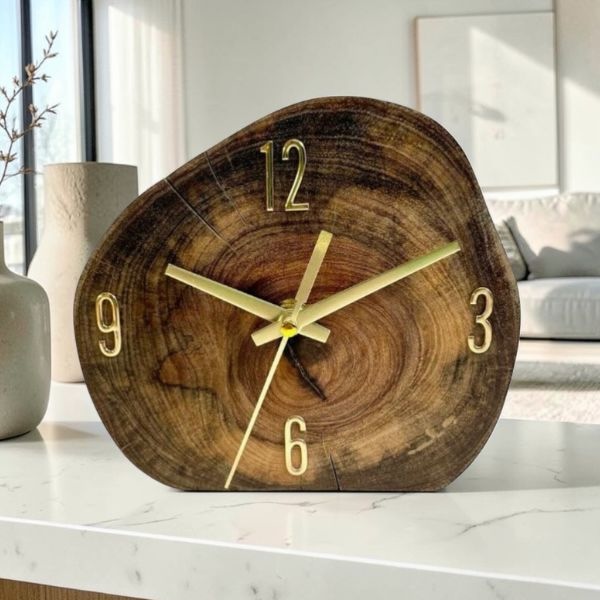Reloj de mesa artesanal Núcleo en madera maciza natural, pieza decorativa hecha a mano en México.
