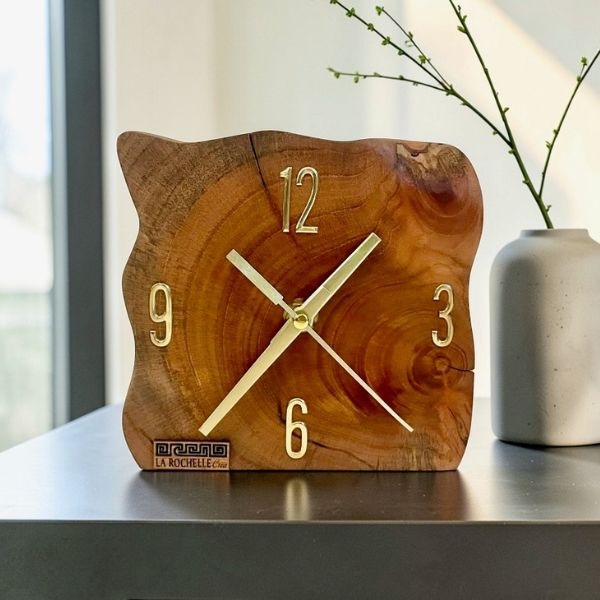 Reloj de mesa artesanal Raíz en madera maciza natural, pieza decorativa hecha a mano en México.