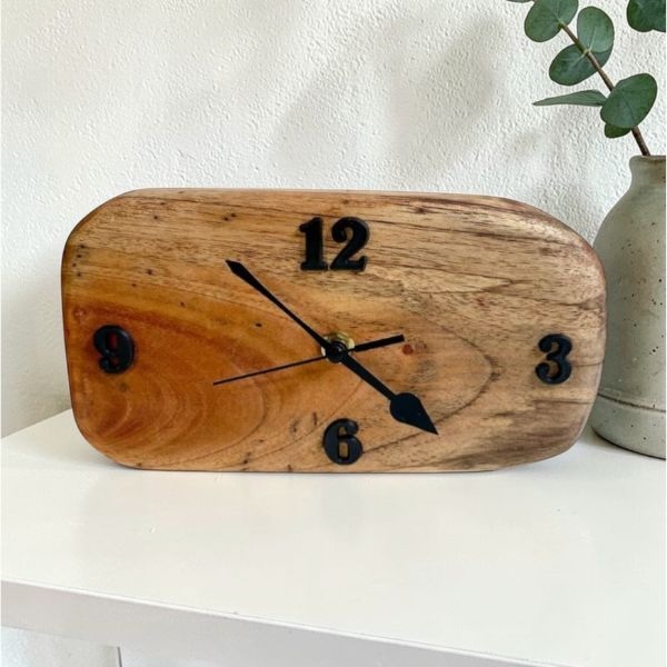 Reloj de mesa artesanal Serenidad en madera maciza natural, con forma orgánica, pieza decorativa hecha a mano en México.