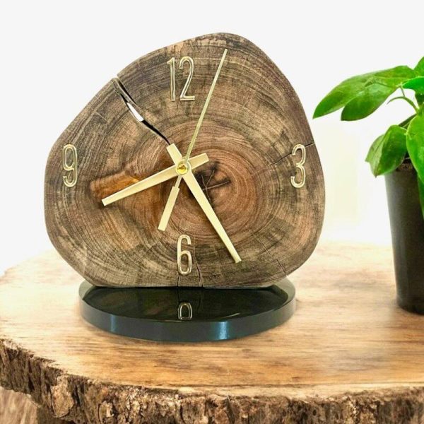 Reloj de mesa artesanal Contacto en madera maciza natural y resina epóxica, pieza decorativa hecha a mano en México.