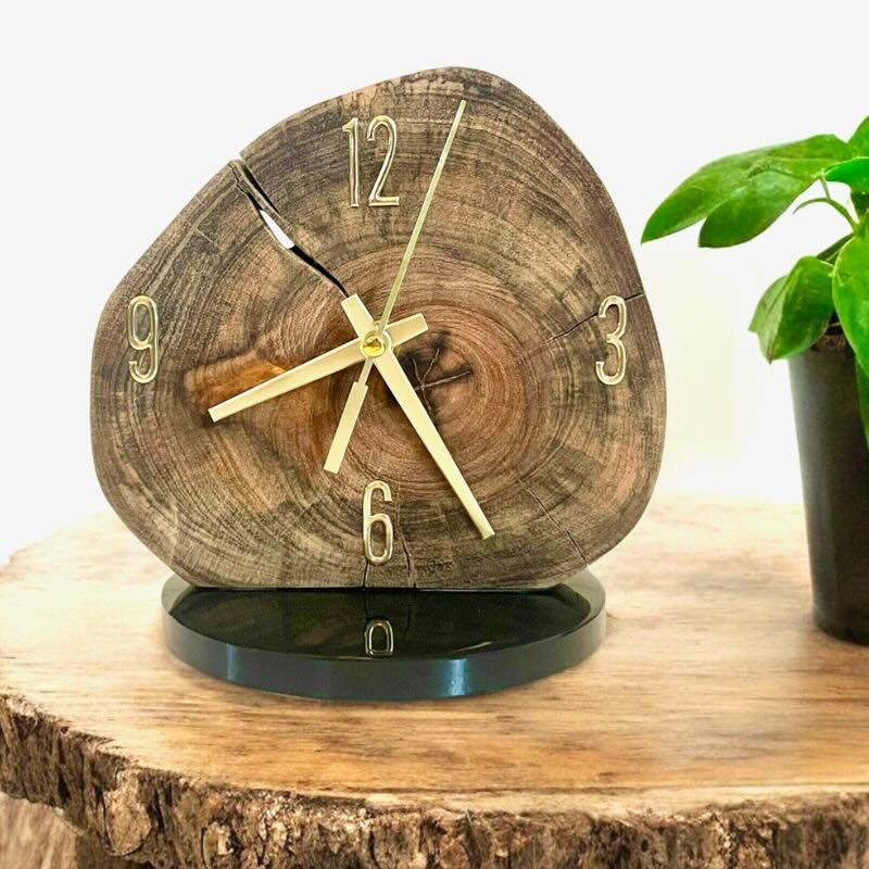 Reloj de mesa artesanal Contacto en madera maciza natural y resina epóxica, pieza decorativa hecha a mano en México.