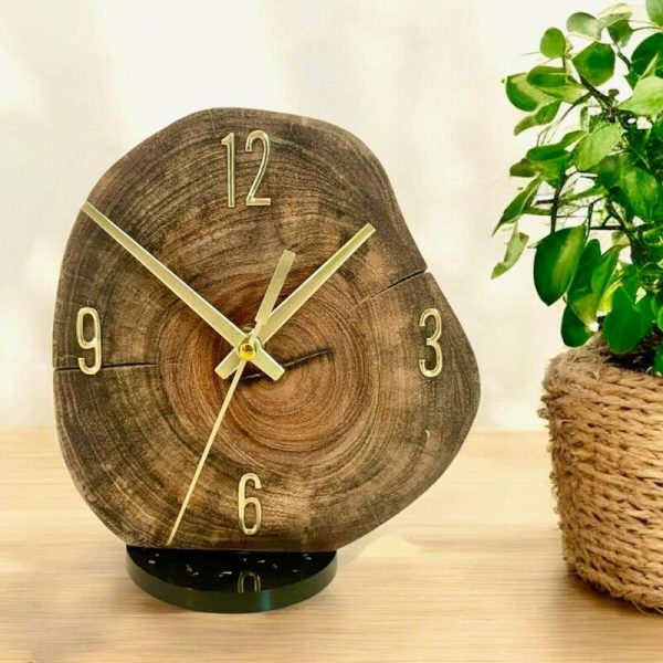 Reloj de mesa artesanal Vínculo en madera maciza natural y resina epóxica, pieza decorativa hecha a mano en México.