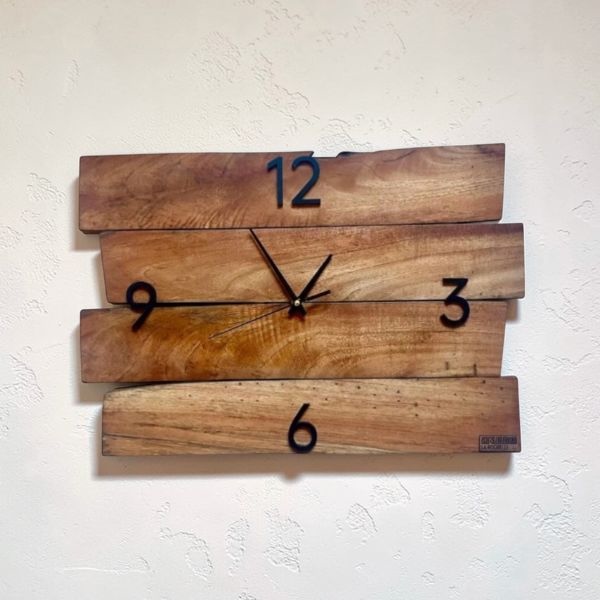 Reloj de pared Linea en madera con diseño lineal y números negros, pieza artesanal