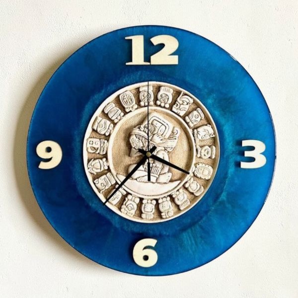 Reloj de pared artesanal Lunaria con calendario Maya,resina epóxica turquesa y diseño ancestral mexicano.