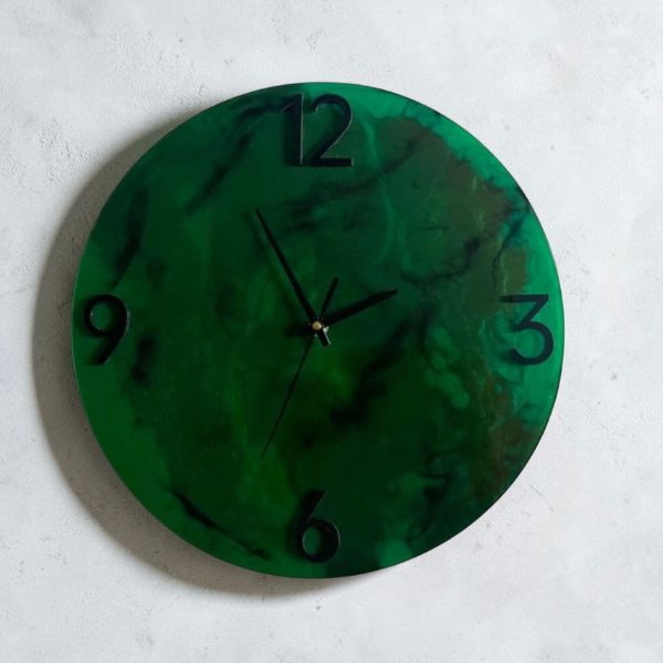 Reloj de pared artesanal Savia en resina epóxica en tonos verdes y negros