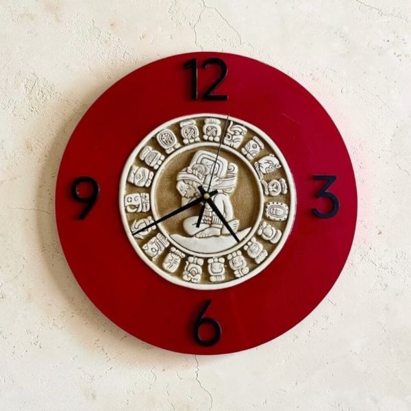 Reloj de pared artesanal Solaria en resina epóxica roja, calendario maya y números negros, diseño ancestral mexicano