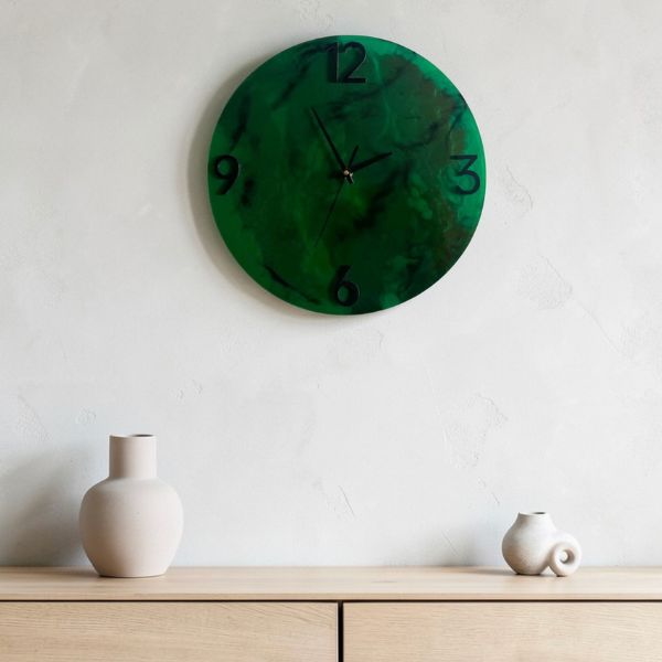 reloj de pared artesanal Savia, resina epóxica en tonos verdes y negros