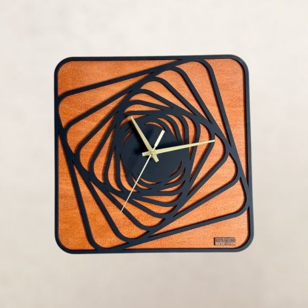 Reloj de pared Susurro en madera con motivo geométrico negro, pieza artesanal