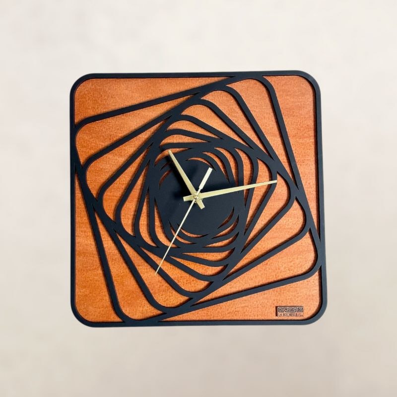 Reloj de pared Susurro en madera con motivo geométrico negro, pieza artesanal