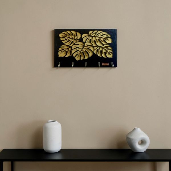 Porta llaves de pared artesanal mexicano, diseño Monstera negro y dorado.