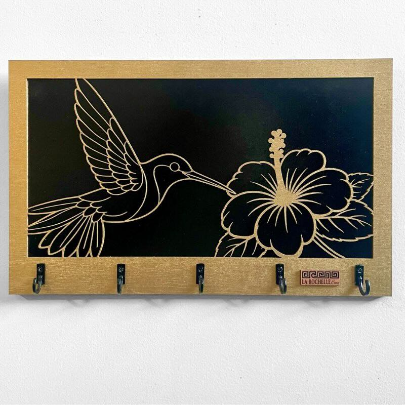 Portallaves de pared artesanal en madera con diseño de colibrí y flor de hibisco