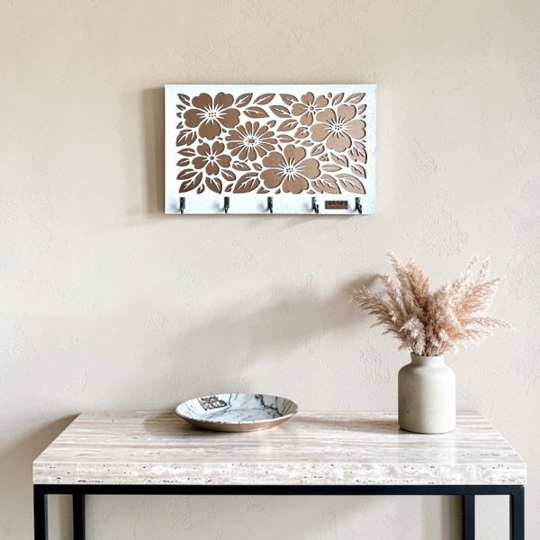 Porta llaves de pared Brisa artesanal mexicano, bronce y blanco, motivo floral calado.