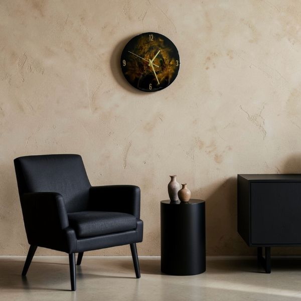 Reloj de pared hecho a mano en resina epóxica color negro con detalles dorados