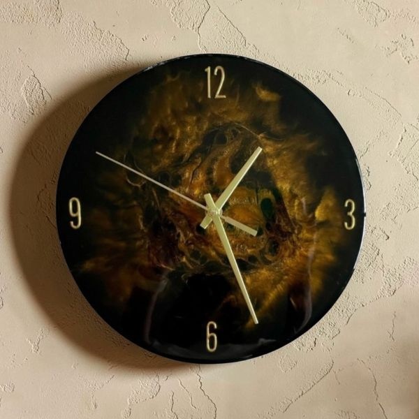Reloj de pared artesanal Firmamento en resina epóxica negra con vetas doradas metalizadas