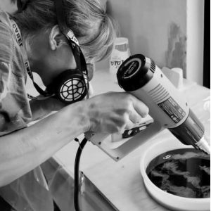 Foto en el taller haciendo reloj en resina